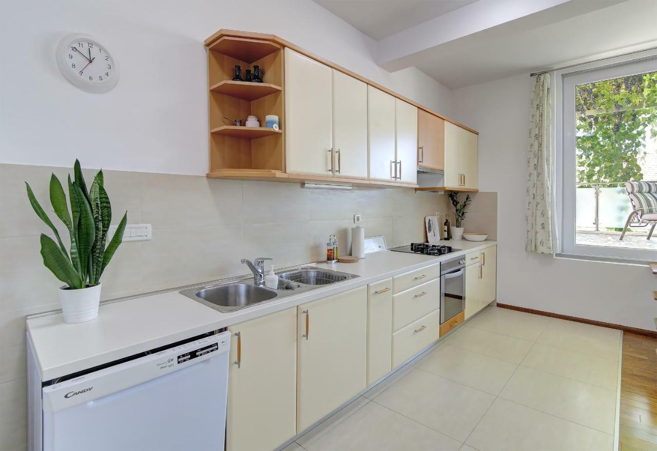شقة Abelia, Two Terraces, Hot Tub, Free Parking دوبروفينك المظهر الخارجي الصورة